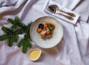 Lebkuchen-Kaiserschmarrn mit Preiselbeeren und Marzipan-Vanillesoße 