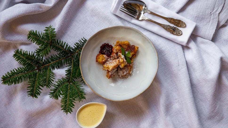 Lebkuchen-Kaiserschmarrn mit Preiselbeeren und Marzipan-Vanillesoße 