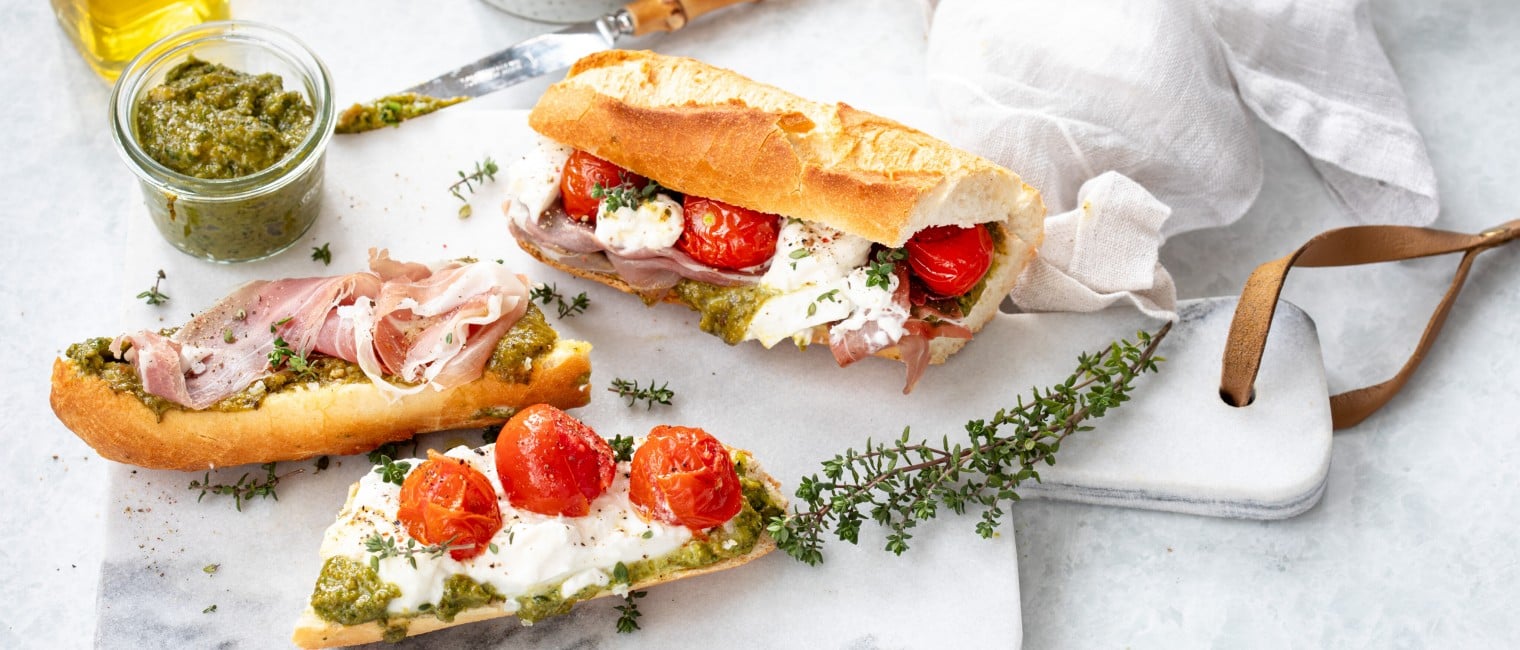 Geröstete Tomaten Caprese und Prosciutto Sandwich
