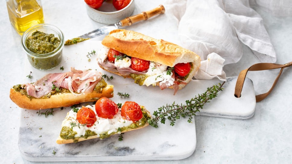 Geröstete Tomaten Caprese und Prosciutto Sandwich