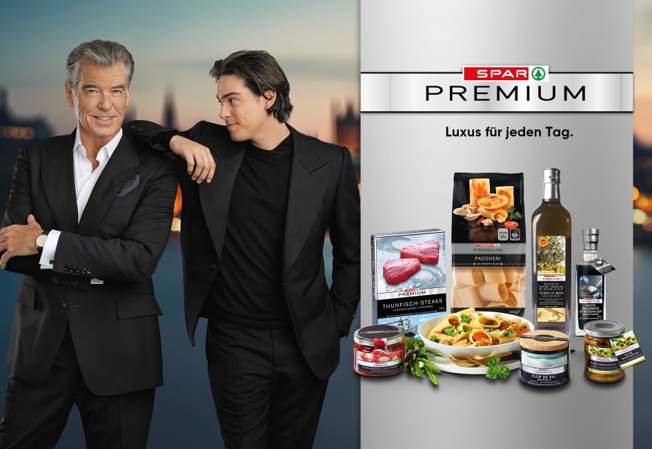Pierce und Paris Brosnan stehen bei in schwarzen Anzügen vor London. Neben ihnen werden SPAR Premium Produkte eingeblendet