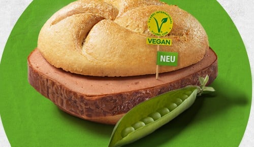 Hier sieht man die Abbildung von einer Semmel- ähnlich einer Leberkäsesemmel, nur mit veganem Leberkäse. 