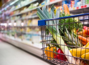 Einkaufswagen voller Einkäufe in einem Supermarkt