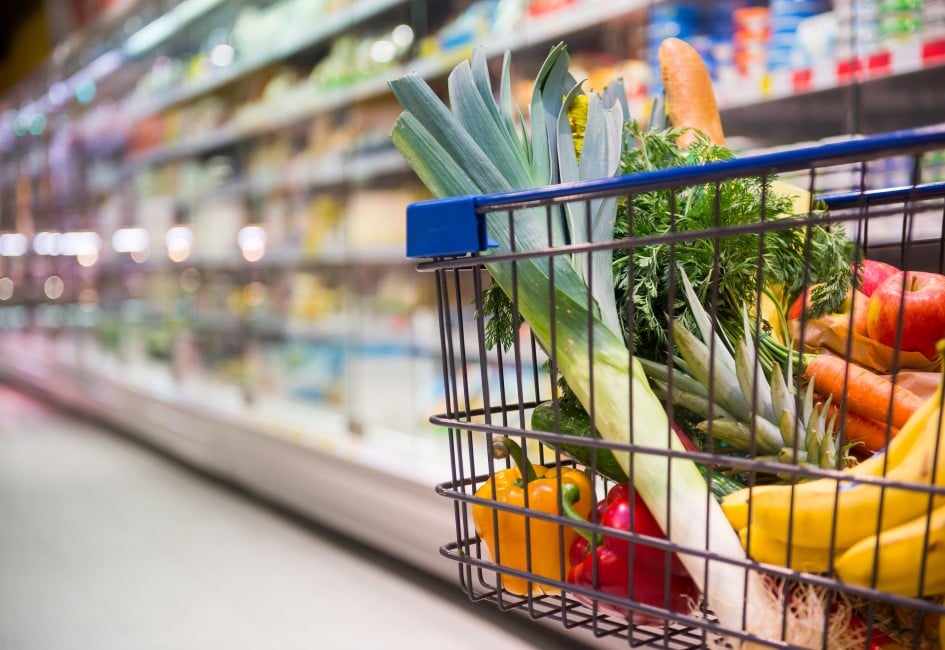 Einkaufswagen voller Einkäufe in einem Supermarkt