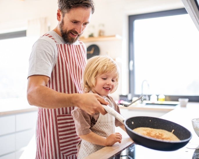 Vater mit Sohn in der Küche