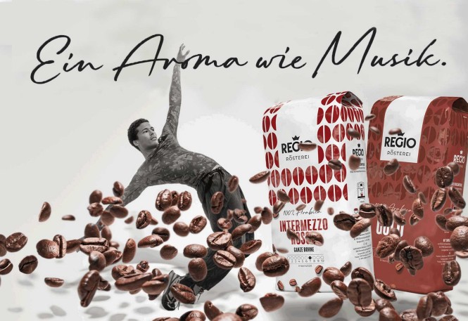 Ein Mann tanzt in Kaffeebohnen über ihm steht der Text "Ein Aroma wie Musik!