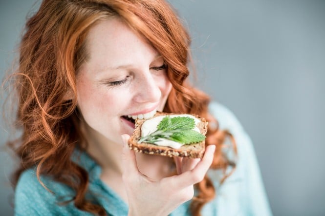 Frau isst ein Aufstrichbrot