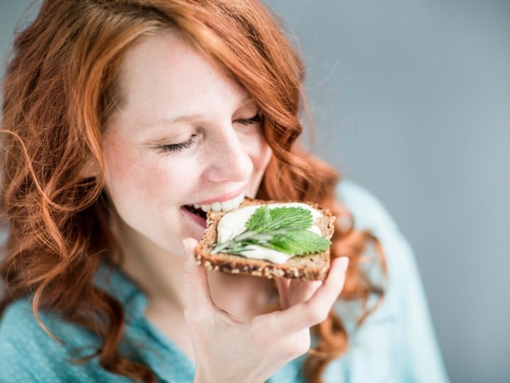 Frau isst ein Aufstrichbrot