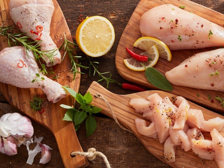 verschiedene Arten von Hühnerfleisch auf Holzplatten mit Garnituren