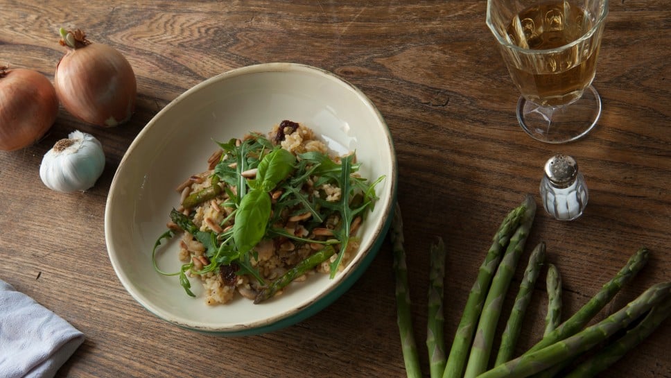 Mediterrane Spargel-Bulgur-Pfanne