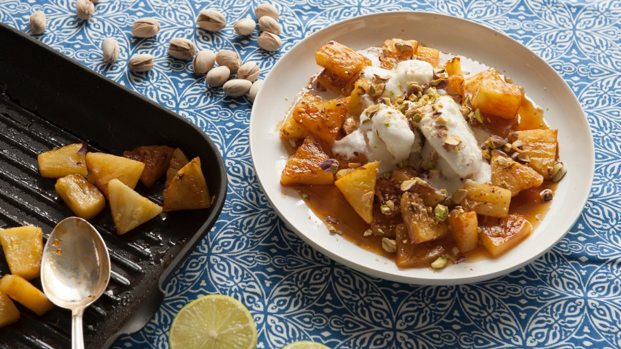 Gegrillte Ananas mit Kokos-Eis, Pistazien und Limetten Gegrillte Ananas mit Kokos-Eis, Pistazien und Limetten