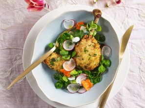 SPAR Mahlzeit BIO-Henderl in Couscous-Kräuterpanade und Vogerl-Radieschen-Salat