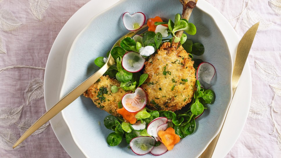 SPAR Mahlzeit BIO-Henderl in Couscous-Kräuterpanade und Vogerl-Radieschen-Salat