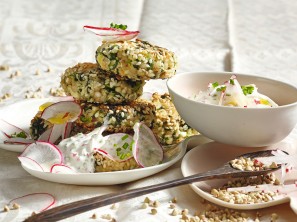 SPAR Mahlzeit Buchweizenlaibchen mit Spinat und Radieschenrahm