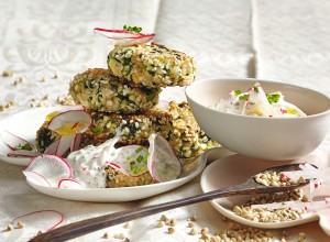Buchweizenlaibchen mit Spinat und Radieschenrahm