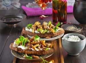 Schwarzbrot-Crostinis mit Speck-Eierschwammerl