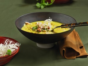 SPAR Mahlzeit fruchtige Currysuppe mit knusprigen Glasnudeln und marinierten Garnelen