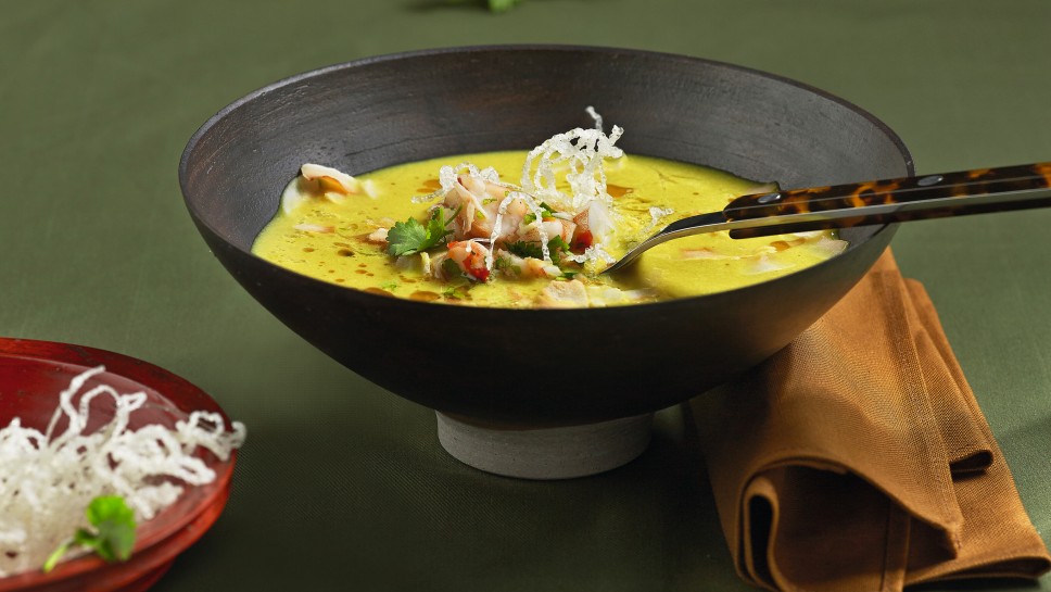 SPAR Mahlzeit fruchtige Currysuppe mit knusprigen Glasnudeln und marinierten Garnelen
