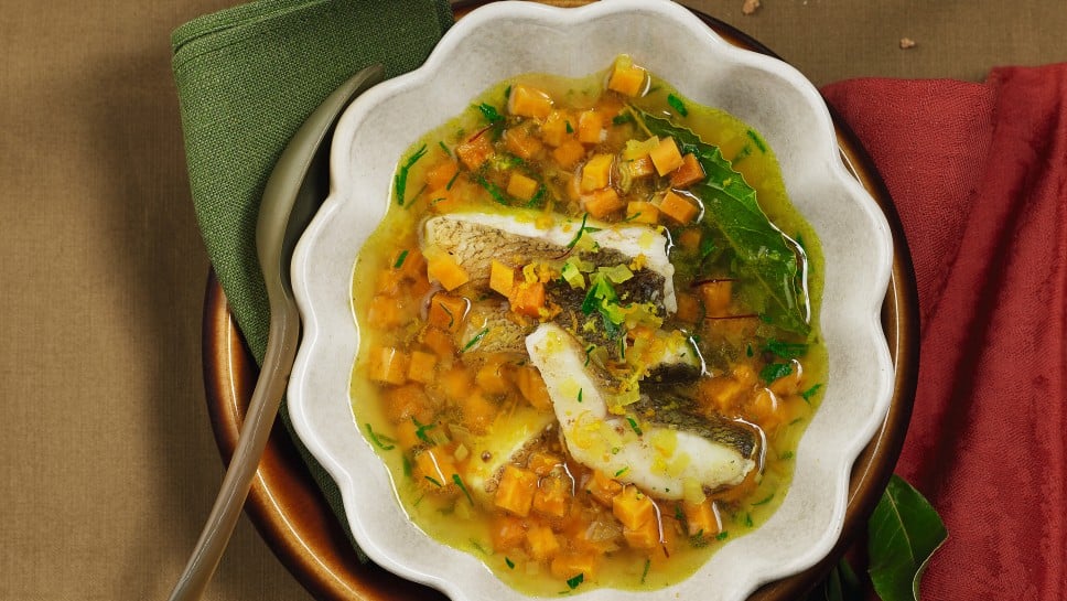 SPAR Mahlzeit klare Süßkartoffelsuppe mit Orange und gebratenem Zander