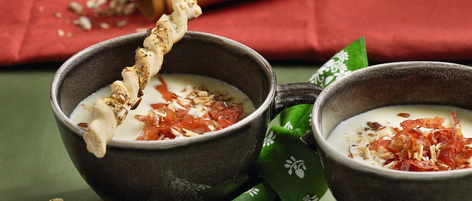 SPAR Mahlzeit Selleriesuppe mit krossem Rohschinken und Haselnuss-Stangerl