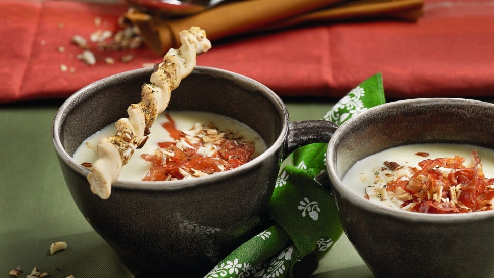 SPAR Mahlzeit Selleriesuppe mit krossem Rohschinken und Haselnuss-Stangerl