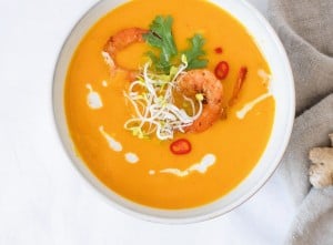 Einfache Kürbissuppe mit spicy Garnelen