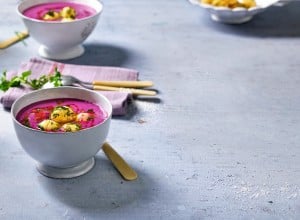 SPAR Mahlzeit Rotkraut-Preiselbeersuppe mit Petersilgriessknödel