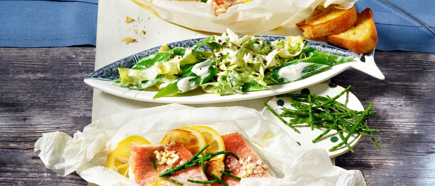 SPAR Mahlzeit Rotbarsch in Pergament mit Zuckerschoten-Enduvien-Salat