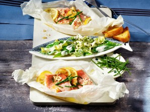 SPAR Mahlzeit Rotbarsch in Pergament mit Zuckerschoten-Enduvien-Salat