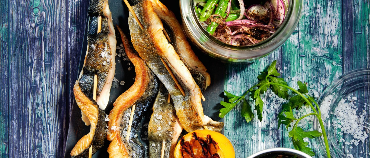 SPAR Mahlzeit Gegrillter Steckerlfisch mit Speck-Pesto und Fisolensalat