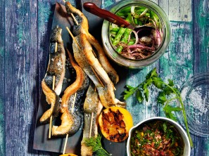 SPAR Mahlzeit Gegrillter Steckerlfisch mit Speck-Pesto und Fisolensalat