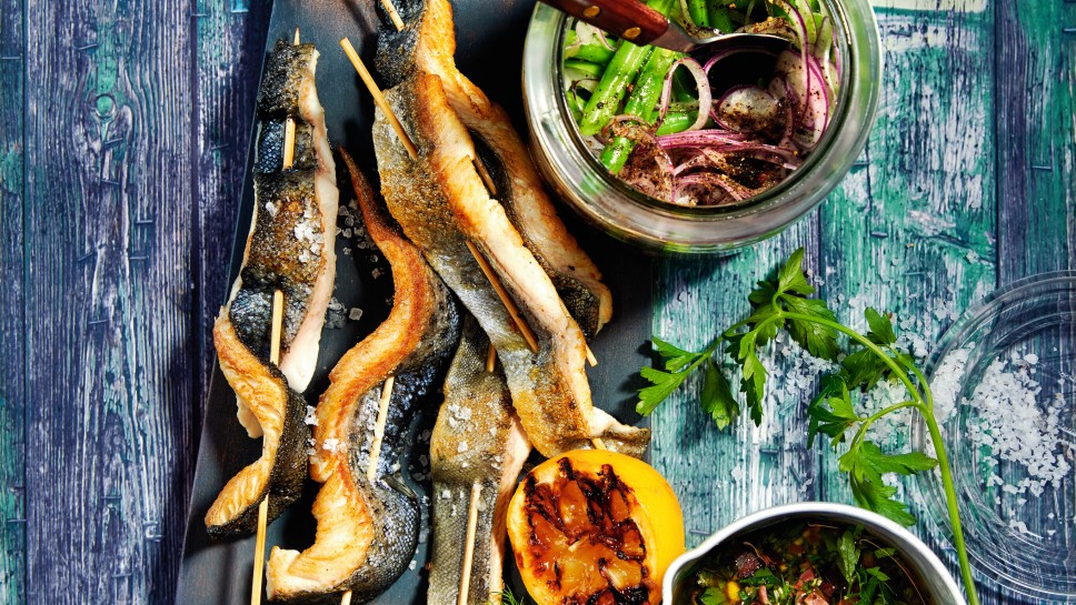 SPAR Mahlzeit Gegrillter Steckerlfisch mit Speck-Pesto und Fisolensalat