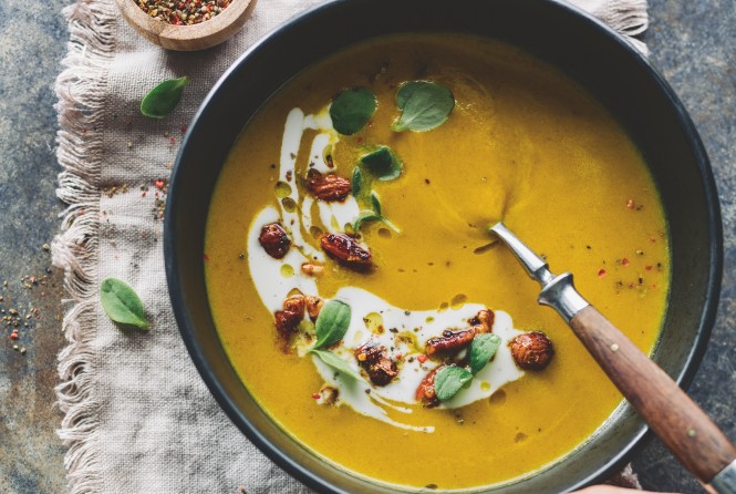 SPAR Mahlzeit Gelbe-Rüben-Suppe mit Honignüssen und Kresse