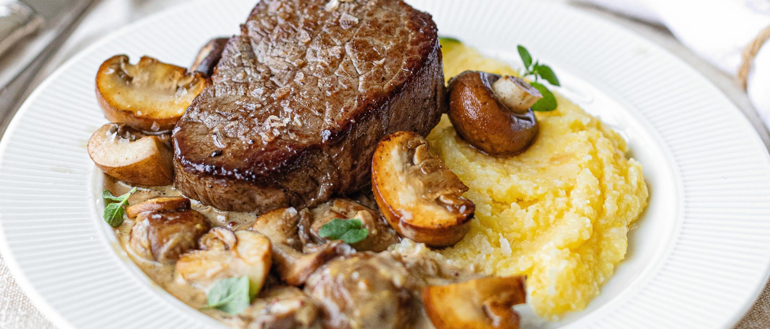 SPAR Mahlzeit Hüftsteak mit Schwammerl-Senf-Sauce und cremiger Polenta