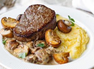 SPAR Mahlzeit Hüftsteak mit Schwammerl-Senf-Sauce und cremiger Polenta