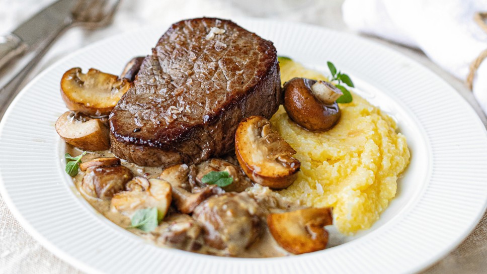 SPAR Mahlzeit Hüftsteak mit Schwammerl-Senf-Sauce und cremiger Polenta