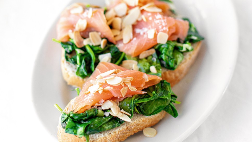 SPAR Mahlzeit Bärlauch-Crostini mit Räucherlachs