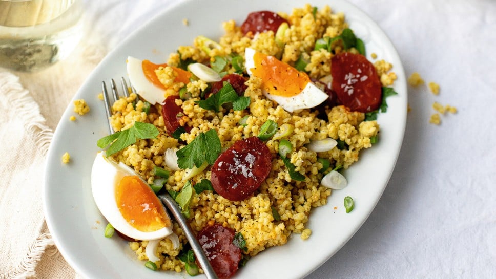 SPAR Mahlzeit Goldhirsesalat mit Chorizo & Ei