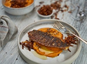 SPAR Mahlzeit Branzinofilet mit Kürbispüree und Röstzwiebeln