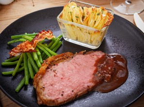 SPAR Mahlzeit rosa gebratenes Beiried mit Gewürzsauce, Rosmarin-Kartoffel-Gratin und Speckfisolen