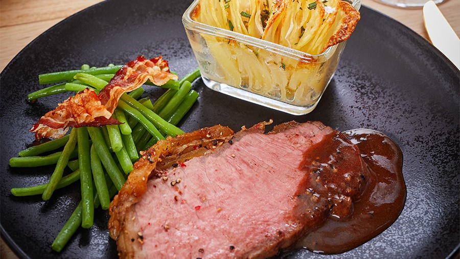 SPAR Mahlzeit rosa gebratenes Beiried mit Gewürzsauce, Rosmarin-Kartoffel-Gratin und Speckfisolen
