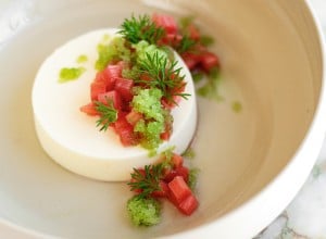 SPAR Mahlzeit gestockte Schafmilch - eingelegter Rhabarber Gurkengranitée