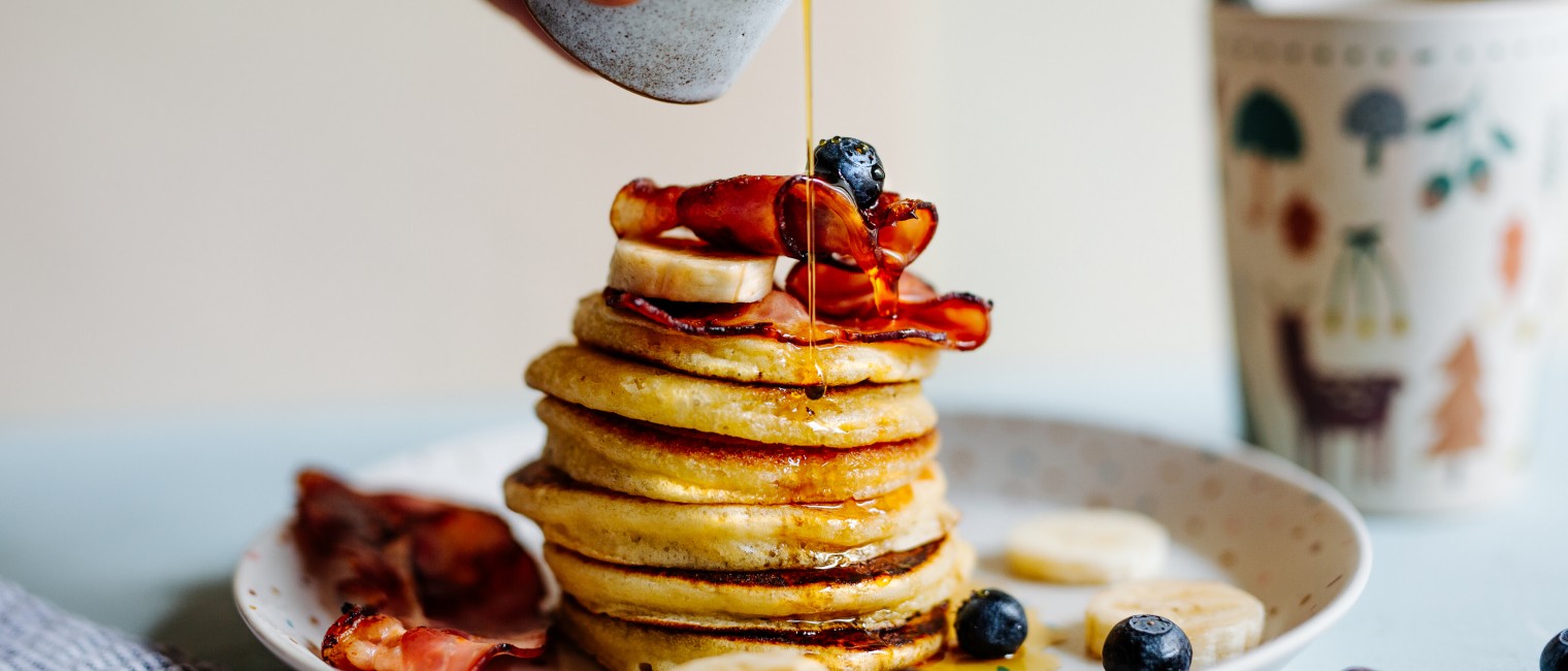 SPAR Mahlzeit Pancakes mit Speck, Ahornsirup, Bananen und Heidelbeeren