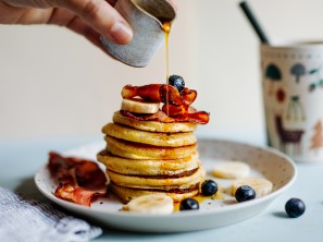 SPAR Mahlzeit Pancakes mit Speck, Ahornsirup, Bananen und Heidelbeeren