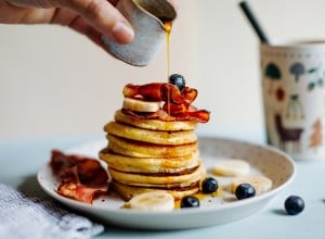 SPAR Mahlzeit Pancakes mit Speck, Ahornsirup, Bananen und Heidelbeeren