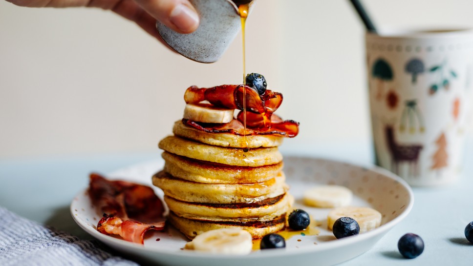 SPAR Mahlzeit Pancakes mit Speck, Ahornsirup, Bananen und Heidelbeeren
