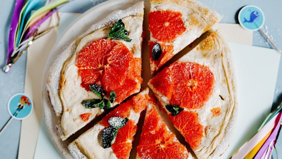 Süße Pizza mit Topfencreme und Grapefruits