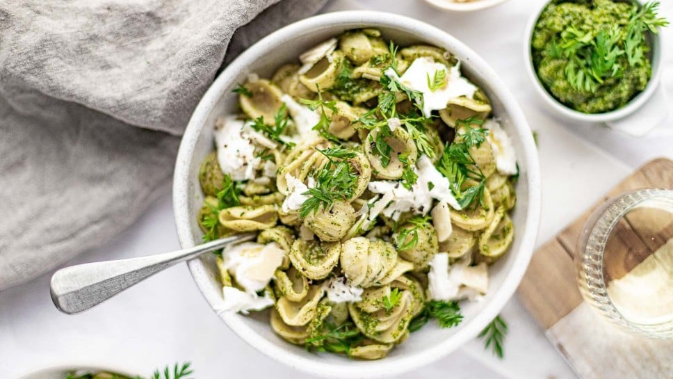 SPAR Mahlzeit Orecchiette mit Karottengrünpesto und Burrata 