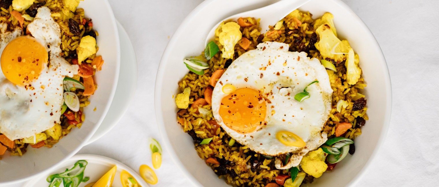 gebratener Curry-Reis mit Spiegelei