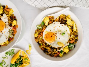 gebratener Curry-Reis mit Spiegelei